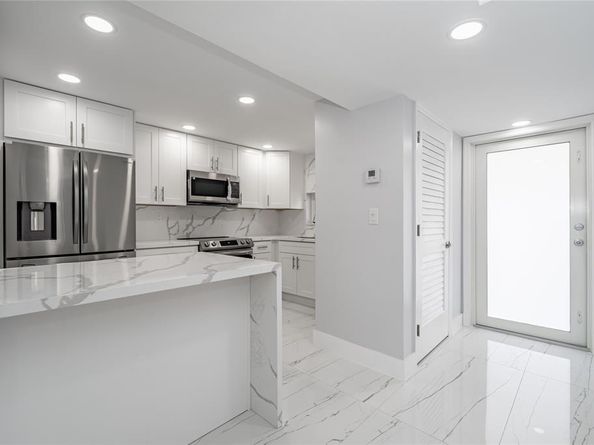 361 S Hollybrook Dr 105, Pembroke Pines FL 33025