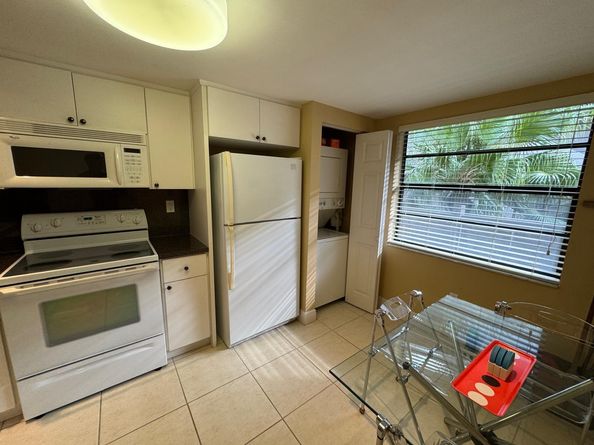 900 Colony Point Cir 407, Pembroke Pines FL 33026