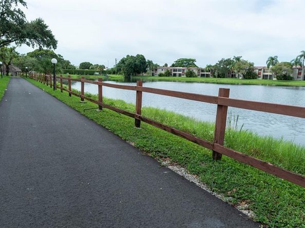 900 Colony Point Cir 407, Pembroke Pines FL 33026