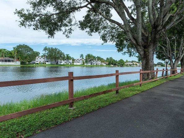 900 Colony Point Cir 407, Pembroke Pines FL 33026