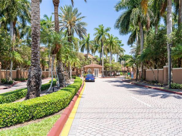 4856 N State Road 7 104, Pompano Beach FL 33073