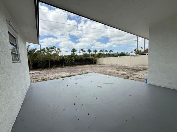 5070 SW 11th St, Plantation FL 33317