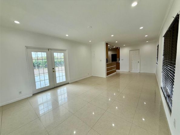5070 SW 11th St, Plantation FL 33317