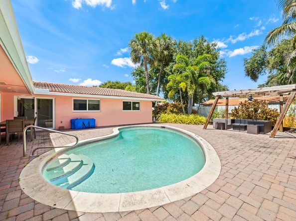261 SW 18th Ct, Pompano Beach FL 33060