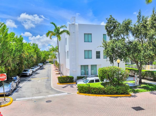 2100 Van Buren Street 203, Hollywood FL 33020
