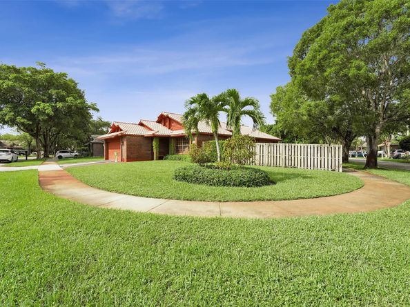 3440 E Point Dr, Cooper City FL 33026