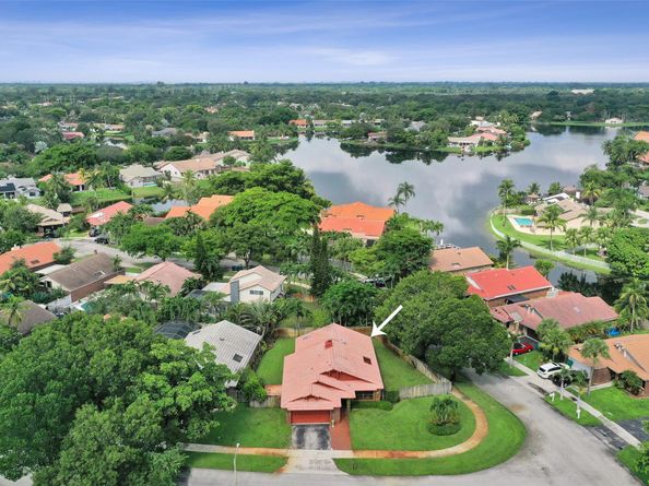 3440 E Point Dr, Cooper City FL 33026