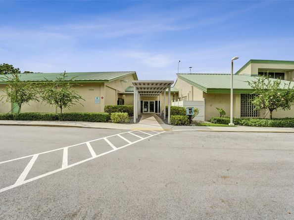 3440 E Point Dr, Cooper City FL 33026