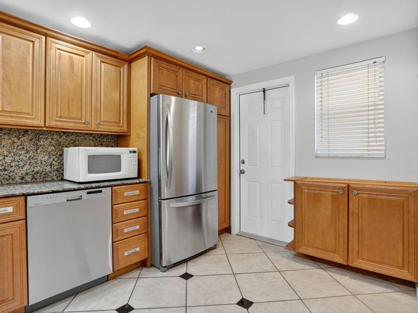 3050 NE 16th Avenue 107, Oakland Park FL 33334