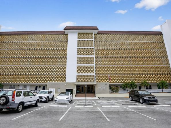3050 NE 16th Avenue 107, Oakland Park FL 33334