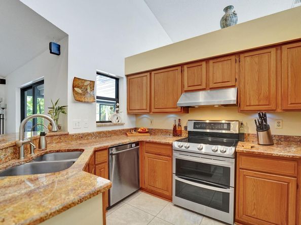 1541 W Oak Knoll Cir, Davie FL 33324