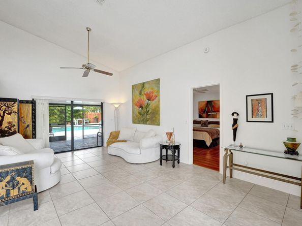 1541 W Oak Knoll Cir, Davie FL 33324