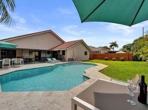 1541 W Oak Knoll Cir, Davie FL 33324