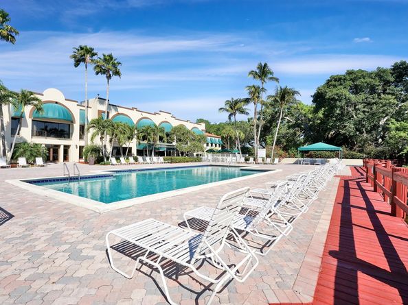 1541 W Oak Knoll Cir, Davie FL 33324
