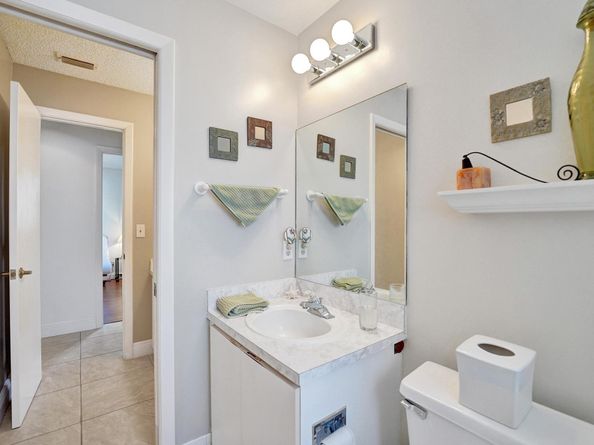 1541 W Oak Knoll Cir, Davie FL 33324