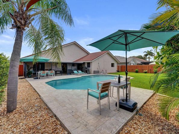 1541 W Oak Knoll Cir, Davie FL 33324
