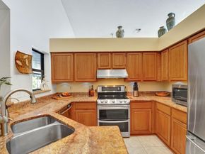 1541 W Oak Knoll Cir, Davie FL 33324