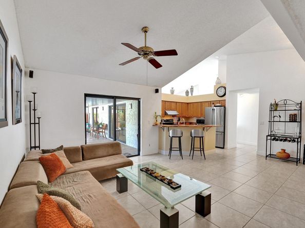 1541 W Oak Knoll Cir, Davie FL 33324