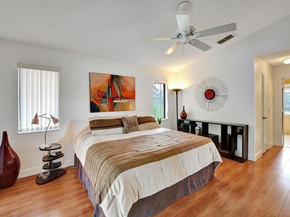 1541 W Oak Knoll Cir, Davie FL 33324