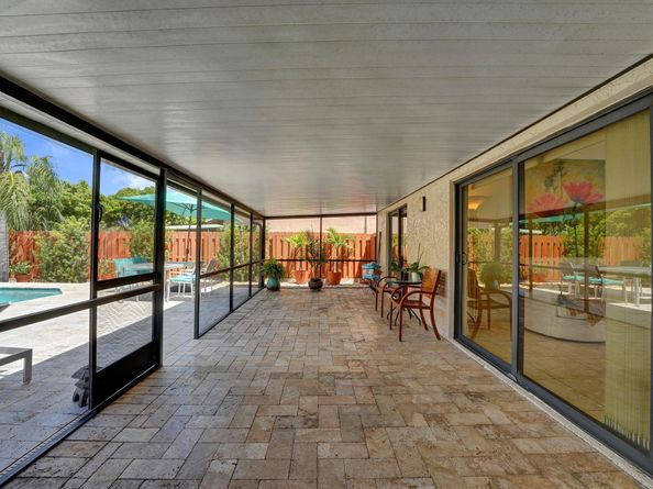 1541 W Oak Knoll Cir, Davie FL 33324