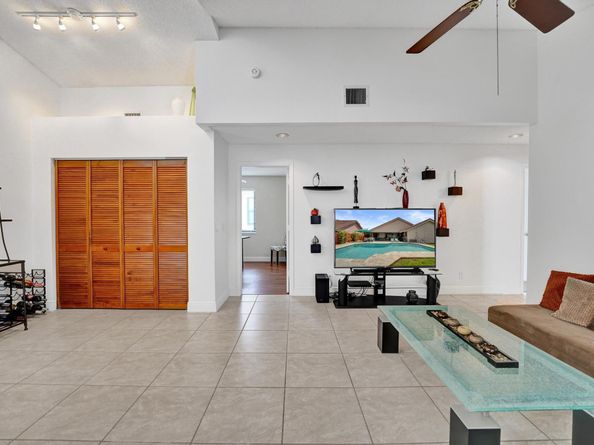 1541 W Oak Knoll Cir, Davie FL 33324