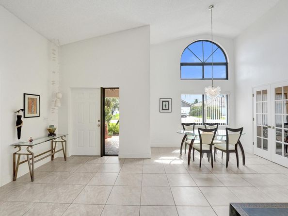 1541 W Oak Knoll Cir, Davie FL 33324