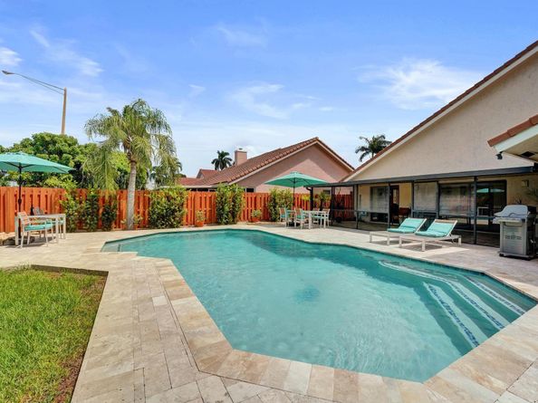 1541 W Oak Knoll Cir, Davie FL 33324