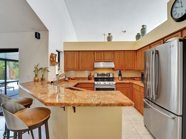 1541 W Oak Knoll Cir, Davie FL 33324