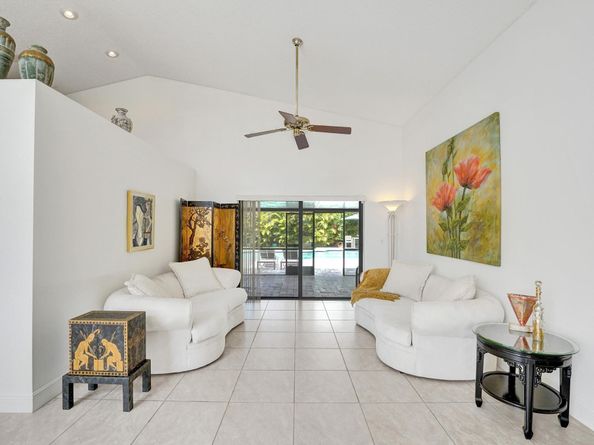 1541 W Oak Knoll Cir, Davie FL 33324