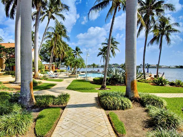 123 Yacht Club Way 207, Hypoluxo FL 33462