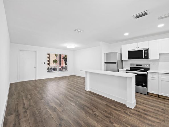 1100 Crystal Lake Dr 209, Deerfield Beach FL 33064