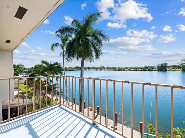 1100 Crystal Lake Dr 209, Deerfield Beach FL 33064