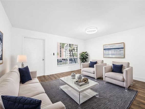 1100 Crystal Lake Dr 209, Deerfield Beach FL 33064