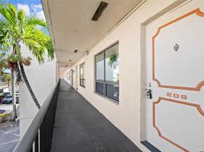 1100 Crystal Lake Dr 209, Deerfield Beach FL 33064