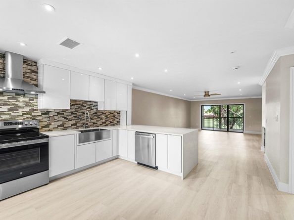 18 Stratford Drive E F, Boynton Beach FL 33436