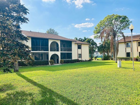 301 Knotty Pine Circle B1, Greenacres FL 33463