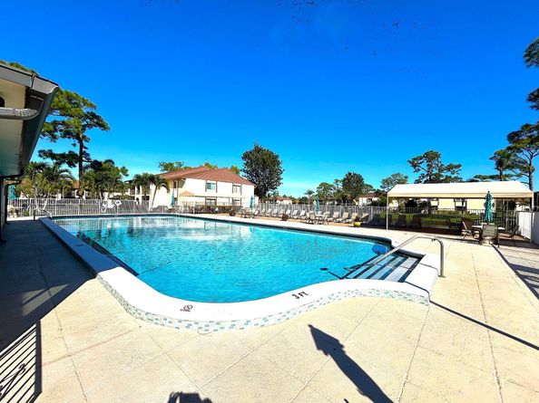 301 Knotty Pine Circle B1, Greenacres FL 33463