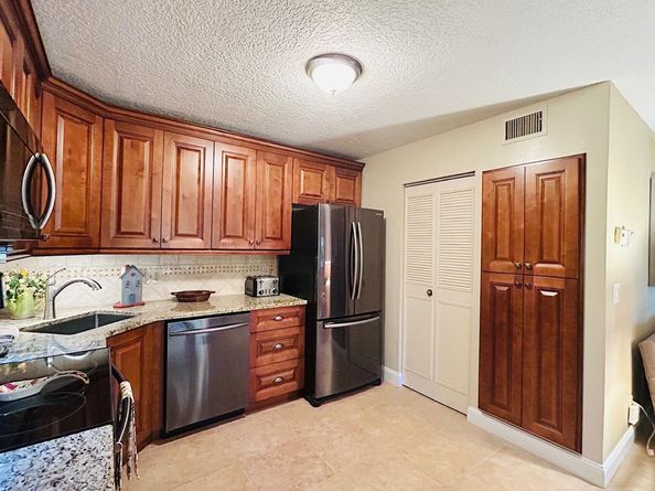 301 Knotty Pine Circle B1, Greenacres FL 33463