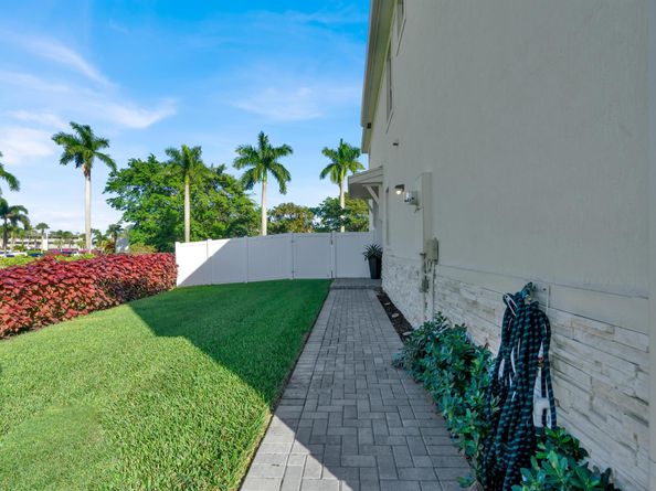 4246 Lagoon Shore Drive, Lake Worth FL 33467