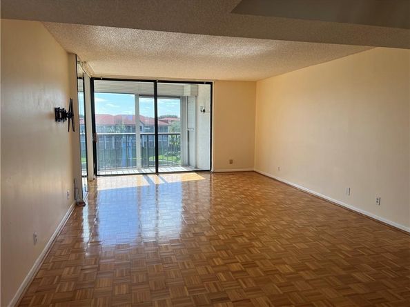 7030 Half Moon Cir 418, Hypoluxo FL 33462