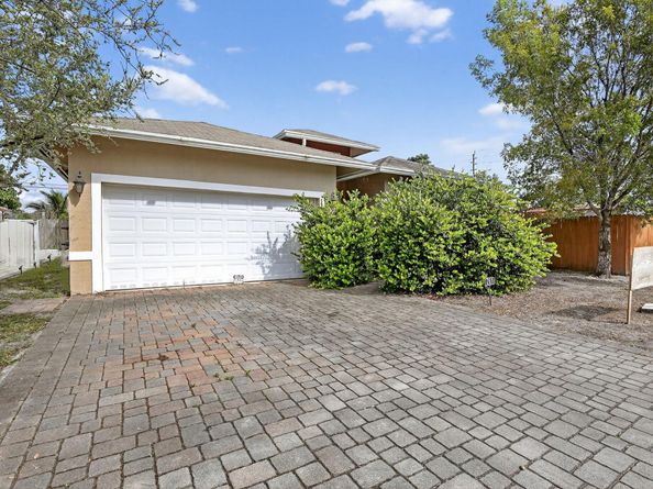 261 NE 41st Street, Oakland Park FL 33334