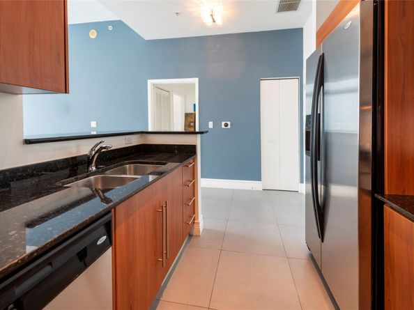 325 S Biscayne Blvd LPH16, Miami FL 33131