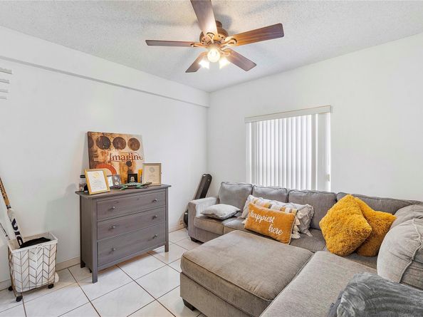 466 E Royal Cove Cir, Davie FL 33325