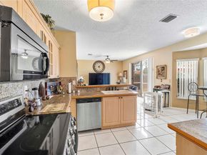 466 E Royal Cove Cir, Davie FL 33325