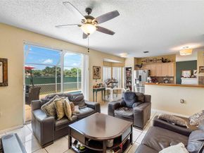 466 E Royal Cove Cir, Davie FL 33325