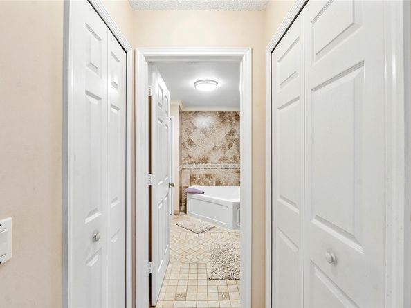 466 E Royal Cove Cir, Davie FL 33325