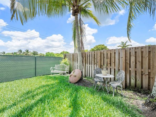 466 E Royal Cove Cir, Davie FL 33325