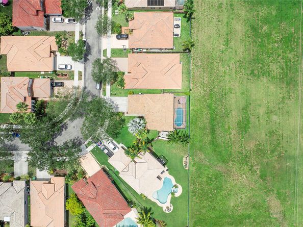 466 E Royal Cove Cir, Davie FL 33325