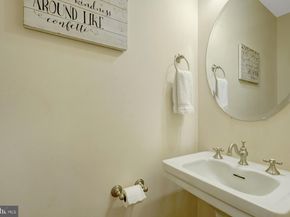 2249 N Wakefield Street N, Arlington VA 22207