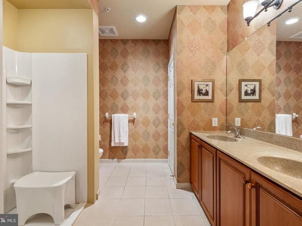 2 Falcon Drive 202, Holland PA 18966